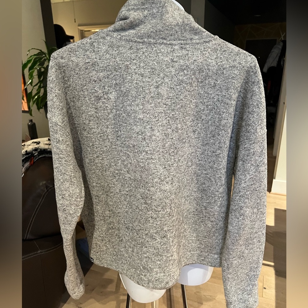 Fabletics 1/4 Zip Pullover. Gray. Size M - image 2